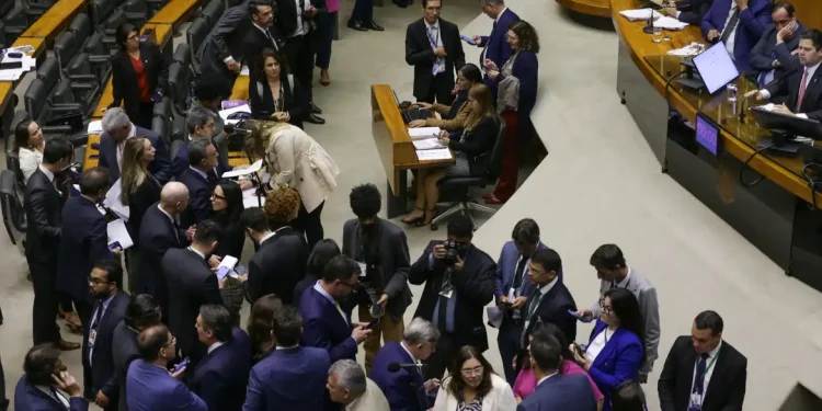 Congresso aprova usar emendas para salários de profissionais da saúde