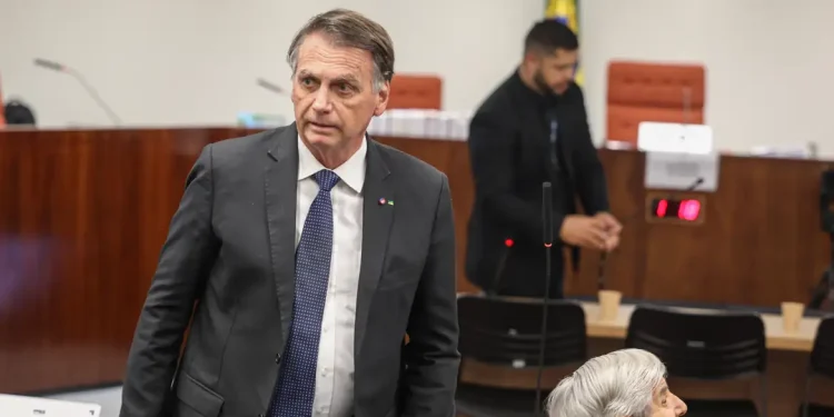 Bolsonaro nega plano de golpe, pede desculpa ao STF e critica urnas
