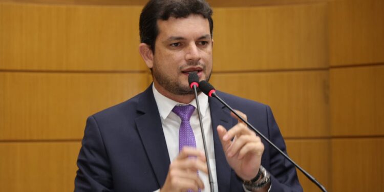 Deputado Paulo Júnior fala na Alese sobre os servidores da FHS