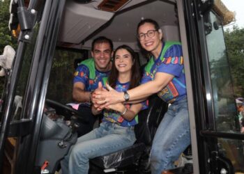 Yandra Moura participa da Festa do Mastro e entrega retroescavadeira em Capela