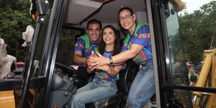 Yandra Moura participa da Festa do Mastro e entrega retroescavadeira em Capela