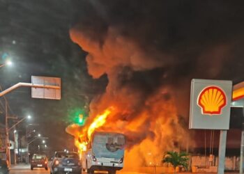 Ônibus  de transporte coletivo pega fogo no bairro Soledade, em Aracaju