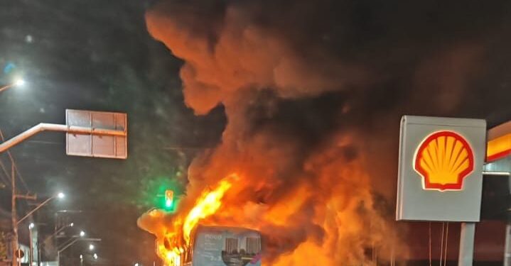 Ônibus  de transporte coletivo pega fogo no bairro Soledade, em Aracaju