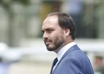 Dois dias após anunciar pretensão de disputar o Senado em 2026, Carlos Bolsonaro é indiciado pela Polícia Federal