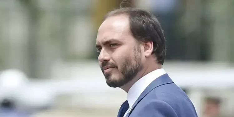 Dois dias após anunciar pretensão de disputar o Senado em 2026, Carlos Bolsonaro é indiciado pela Polícia Federal