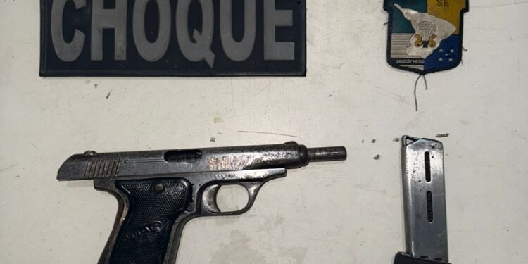 PM prende homem por porte ilegal após denúncia de moradores em São Cristóvão