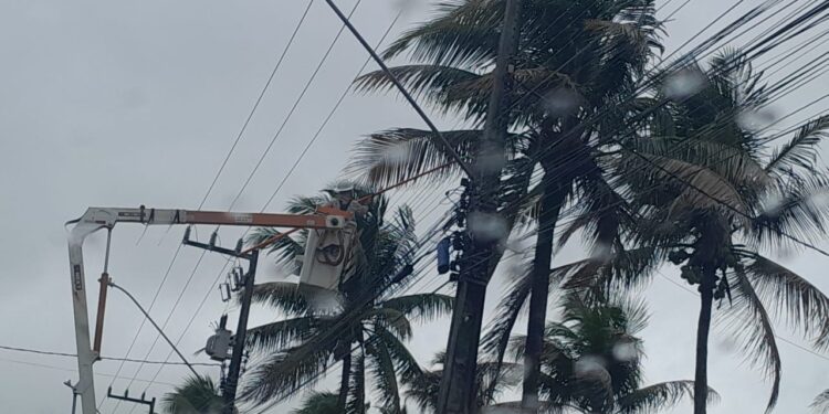 Fortes ventos e chuvas provocam aumento de ocorrências na rede elétrica