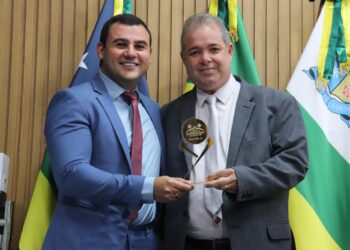 Rodrigo Fontes prestigia homenagem aos profissionais de enfermagem na Câmara de Aracaju