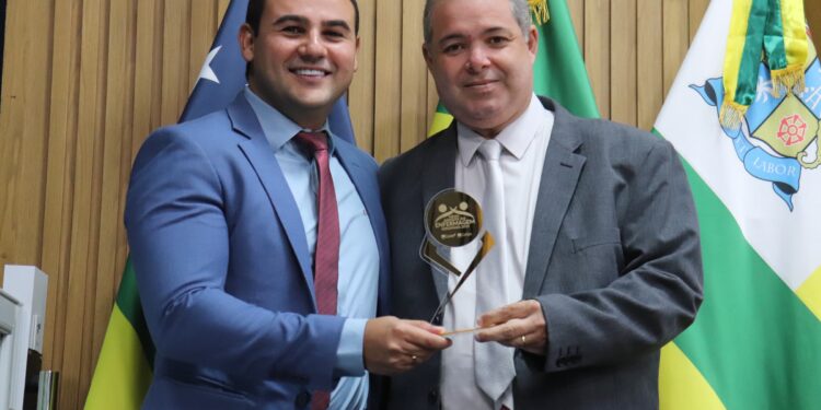 Rodrigo Fontes prestigia homenagem aos profissionais de enfermagem na Câmara de Aracaju
