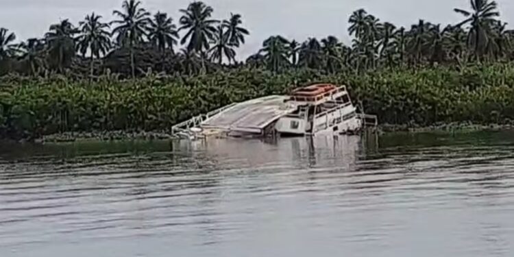 Catamarã afunda parcialmente no Rio São Francisco, em Brejo Grande
