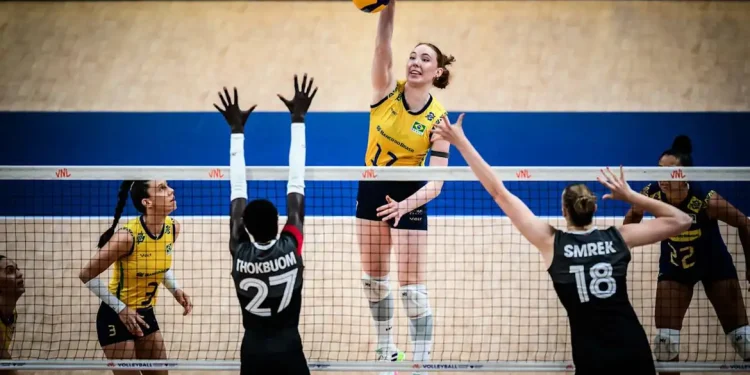 Seleção feminina de vôlei sofre, mas bate Canadá na Liga das Nações