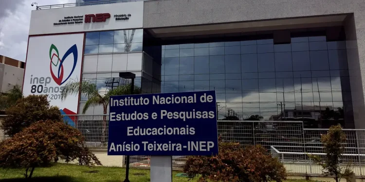 MEC paga até R$ 864 por dia a certificador do Enem e da PND