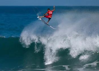 Italo Ferreira brilha com aéreo para alcançar quartas da etapa do Rio