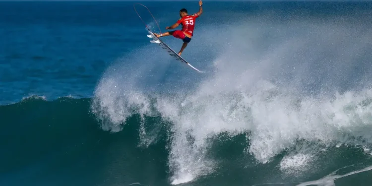 Italo Ferreira brilha com aéreo para alcançar quartas da etapa do Rio