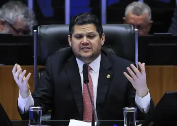 Alcolumbre lê requerimento que cria CPMI sobre fraudes no INSS