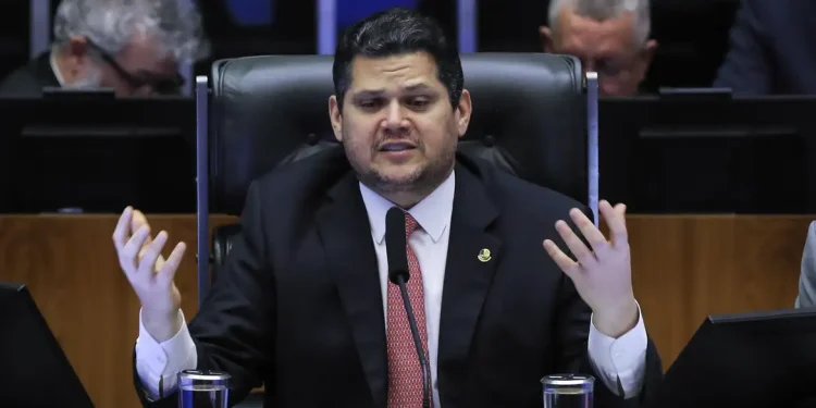 Alcolumbre lê requerimento que cria CPMI sobre fraudes no INSS