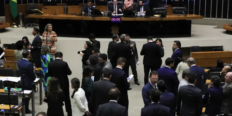 Câmara aprova projeto que suspende aumento do IOF