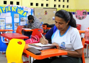 Educação de Jovens e Adultos abre vagas para novas turmas em 17 escolas da rede