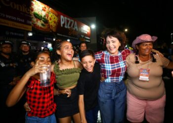 Prefeita Emília participa do Forró Caju com os moradores do Bugio