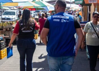 Prefeitura de Aracaju realiza fiscalização educativa contra venda irregular de fogos no centro da capital
