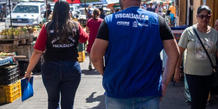 Prefeitura de Aracaju realiza fiscalização educativa contra venda irregular de fogos no centro da capital