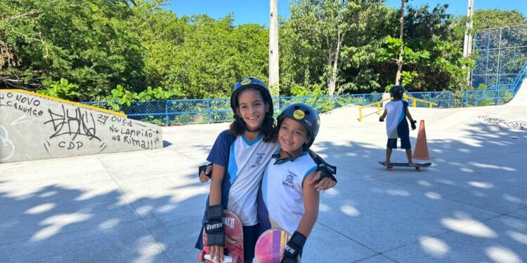 Alunos da rede de ensino de Aracaju treinam skate para o Projeto Hora do Esporte