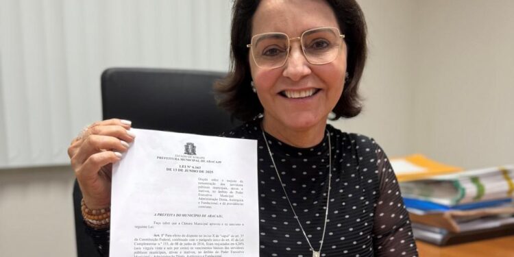 Prefeita Emília  sanciona Lei que concede reajuste para servidores municipais