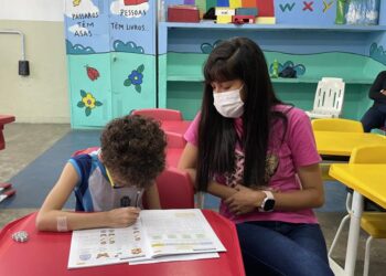 Alunos da Escola Bebé Tiúba fazem reforço de leitura e matemática