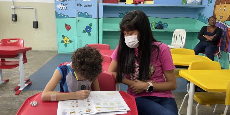 Alunos da Escola Bebé Tiúba fazem reforço de leitura e matemática