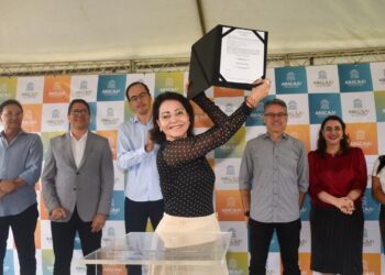 Prefeita Emília assina ordem de serviço para construção de nova USF no bairro Areia Branca