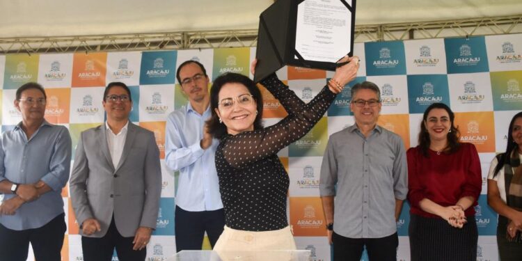 Prefeita Emília assina ordem de serviço para construção de nova USF no bairro Areia Branca