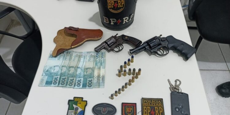 Polícia Militar prende dupla por porte ilegal de arma de fogo no município de Carmópolis