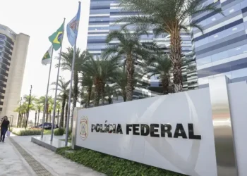 Bolsonaro diz que deu R$ 2 milhões para custear filho que está nos EUA