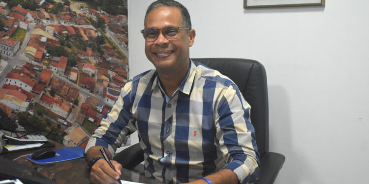 Prefeito Júlio Nascimento assina reajuste salarial de 5,53% para servidores municipais de São Cristóvão