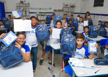 Prefeitura de São Cristóvão realiza entrega de kit completo de material escolar para estudantes da rede municipal de ensino