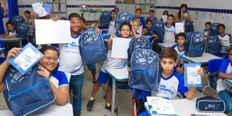 Prefeitura de São Cristóvão realiza entrega de kit completo de material escolar para estudantes da rede municipal de ensino