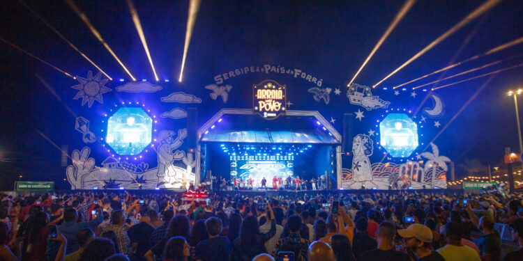 Mais de 30 mil forrozeiros curtiram maratona de shows no Arraiá do Povo neste sábado, 7
