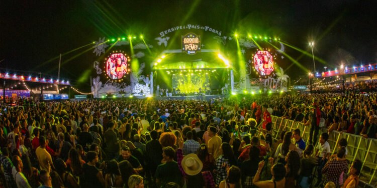 Arraiá do Povo reúne milhares de forrozeiros com shows na antevéspera de São João