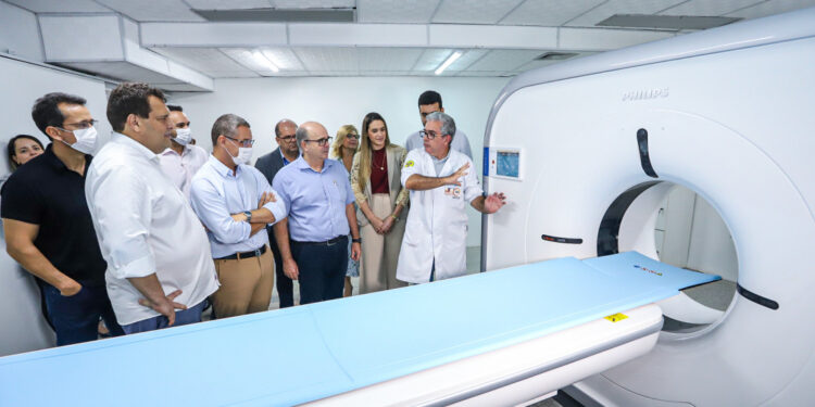 Governador acompanha instalação de novo tomógrafo do Huse e ressalta melhorias na saúde em Sergipe