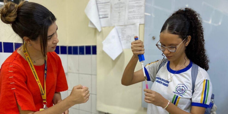 Feira de profissões no Centro de Excelência Governador Augusto Franco amplia horizontes dos estudantes do ensino médio