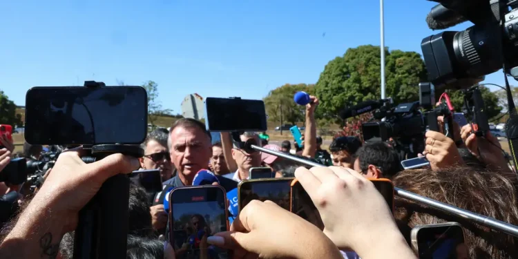 Defesa diz que medidas contra Bolsonaro são severas