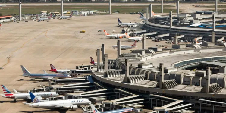 Movimento nos aeroportos brasileiros cresce 10% em 2025