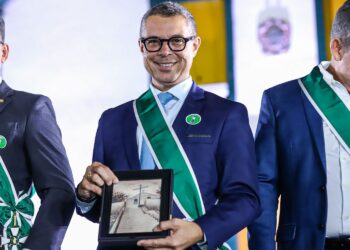 Governador recebe comenda do Governo de Goiás em reconhecimento aos avanços de Sergipe