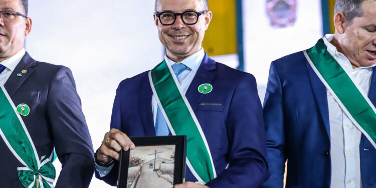 Governador recebe comenda do Governo de Goiás em reconhecimento aos avanços de Sergipe