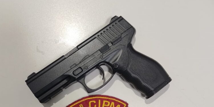 Polícia Militar prende homem que ameaçava populares com simulacro de arma de fogo em Maruim