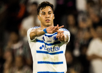 Cruzeiro frustra despedida de Arias e assume liderança do Brasileirão