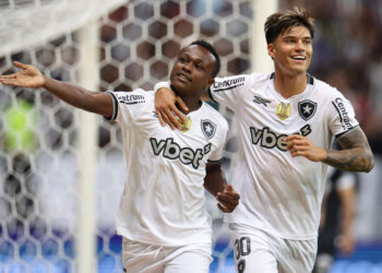 Botafogo vence o clássico contra o Vasco e encosta no G4 do Brasileirão