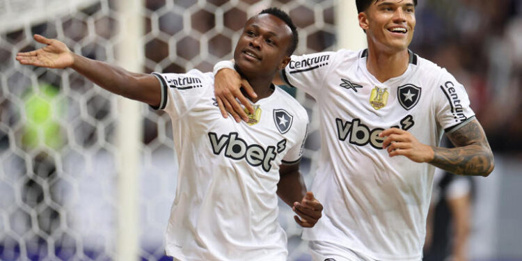 Botafogo vence o clássico contra o Vasco e encosta no G4 do Brasileirão