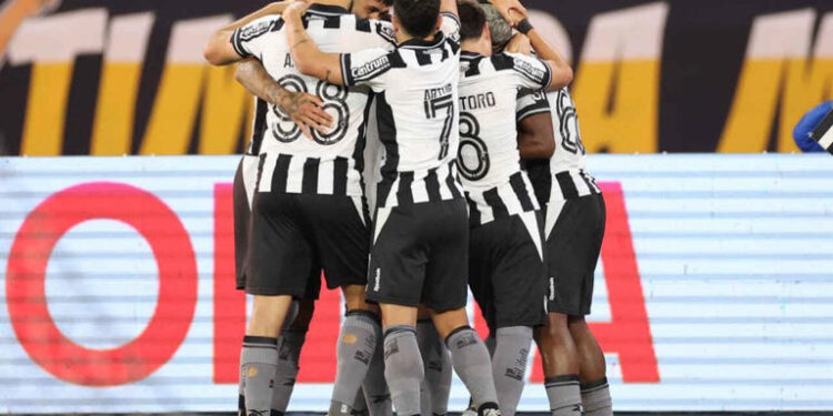 Botafogo vence Bragantino e larga na frente na Copa do Brasil