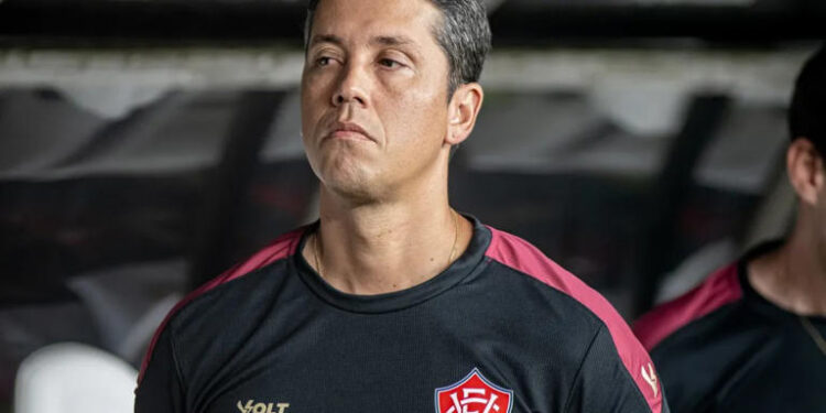 Após eliminação na Copa do Nordeste, Vitória demite Thiago Carpini